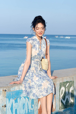 Đầm linen trắng họa tiết xanh phối nút