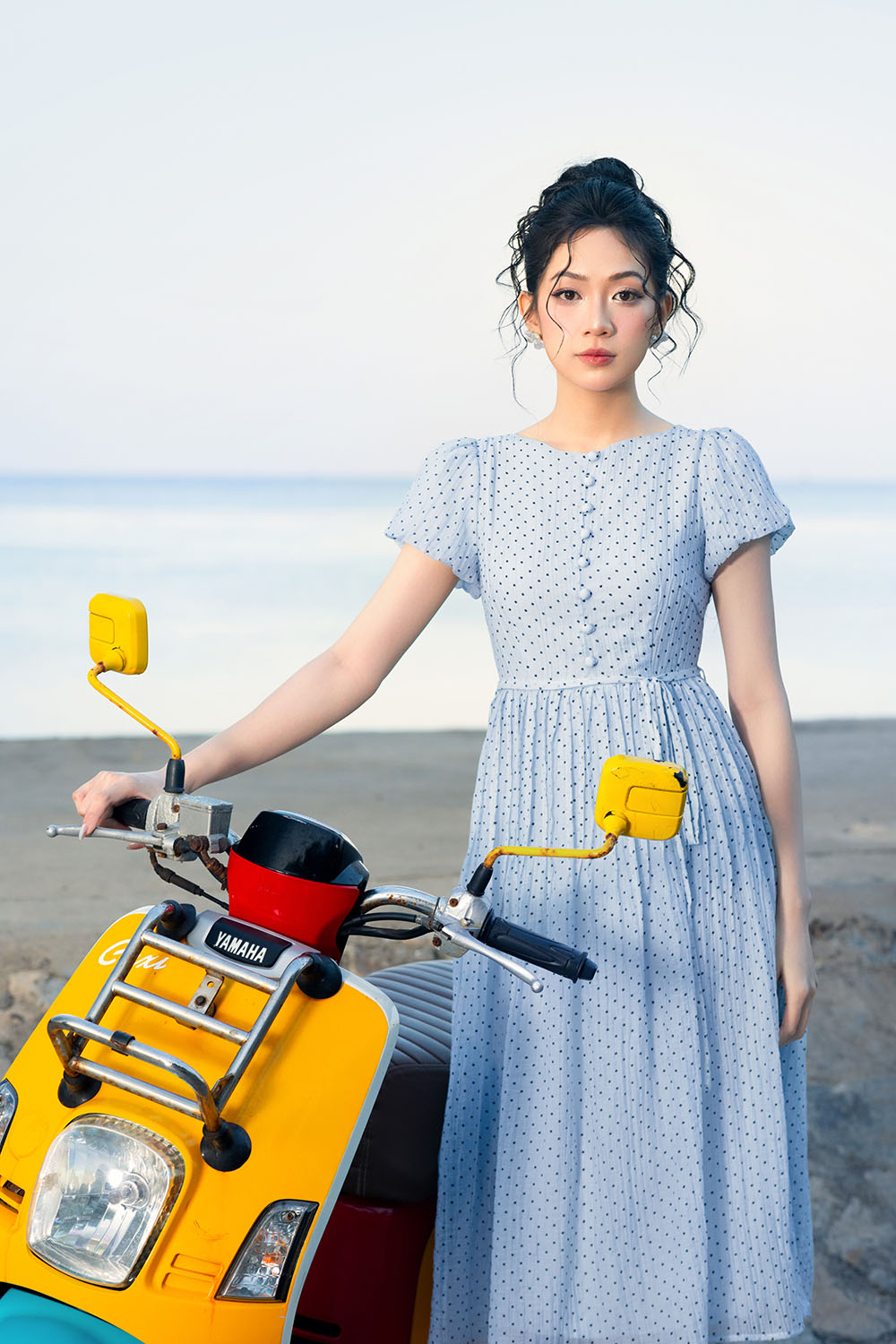 Đầm voan chấm bi xòe tay phồng thắt nơ eo
