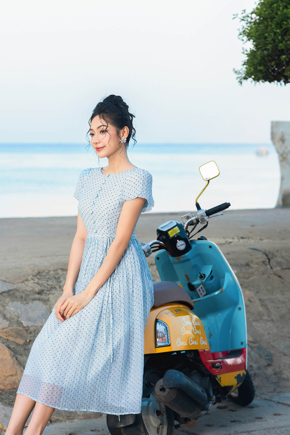 Đầm voan chấm bi xòe tay phồng thắt nơ eo