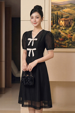 Đầm đen dáng A viền be phối nơ