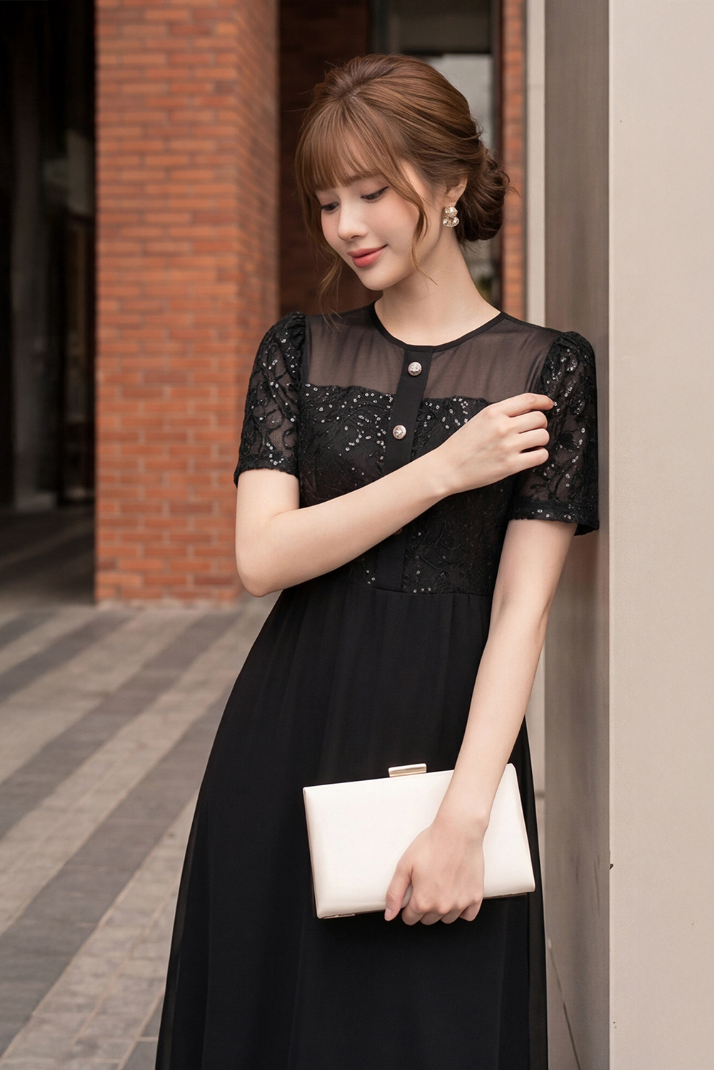 Đầm đen dáng xoè phối ren