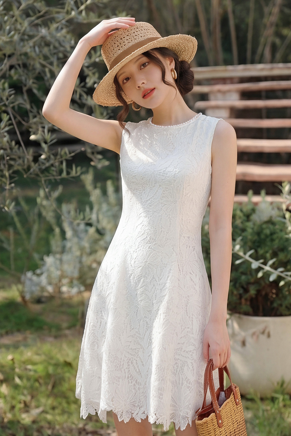 Đầm ren trắng sát nách dáng xòe nhẹ