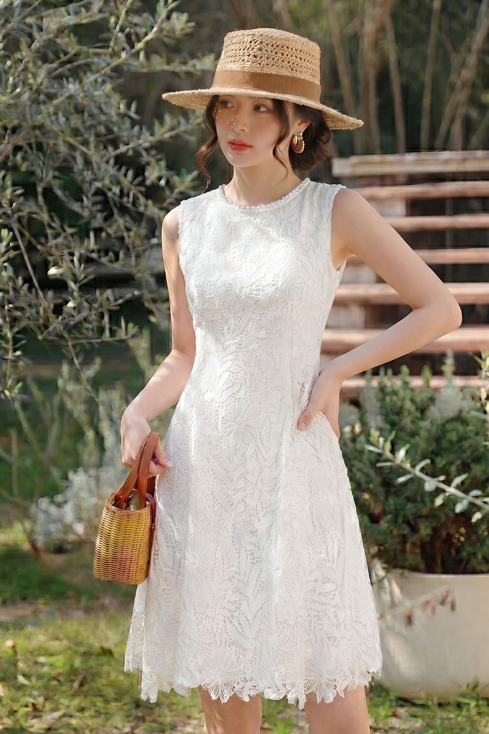 Đầm ren trắng sát nách dáng xòe nhẹ