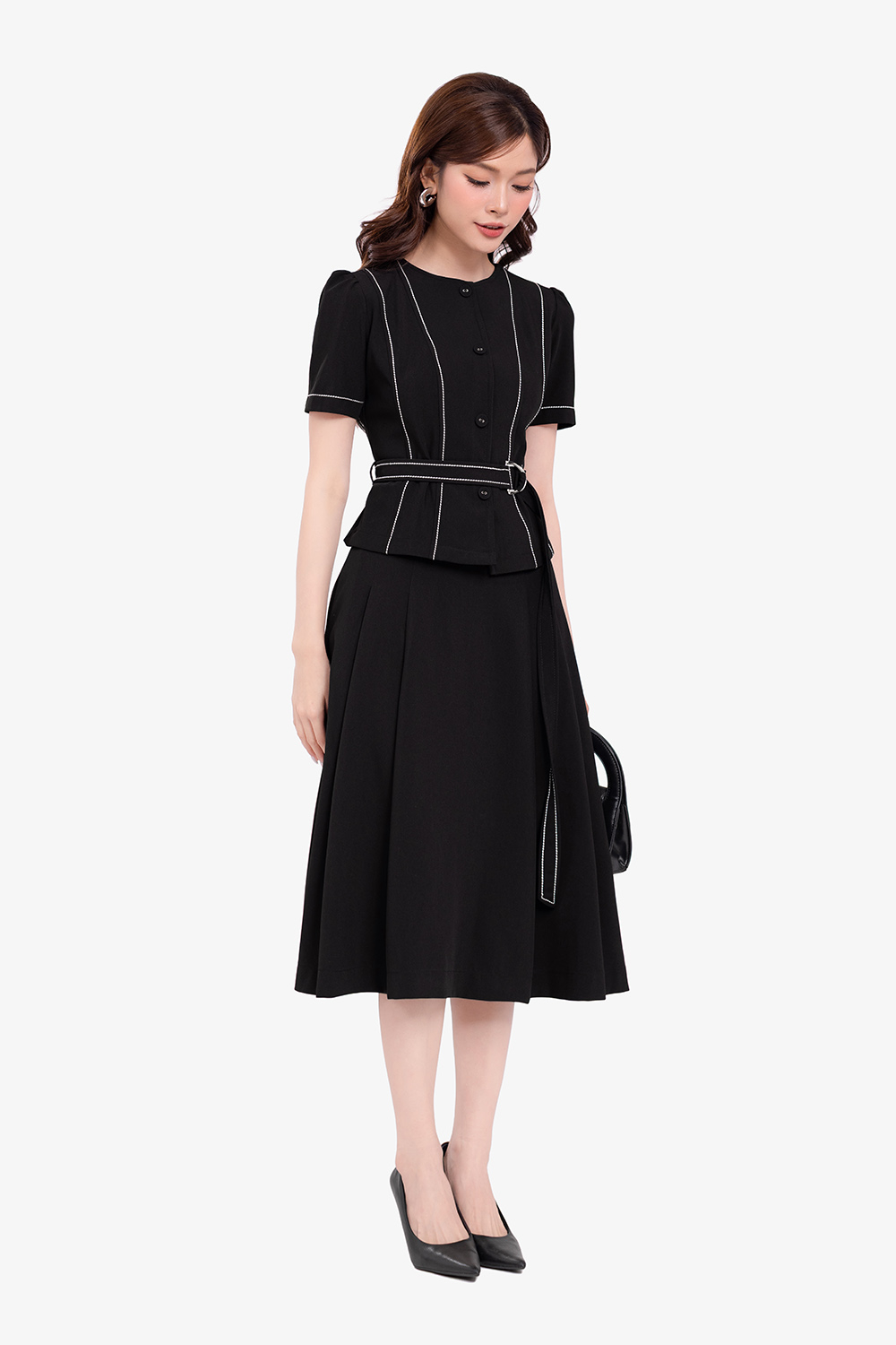 Áo đen peplum phối chỉ trắng kèm đai eo