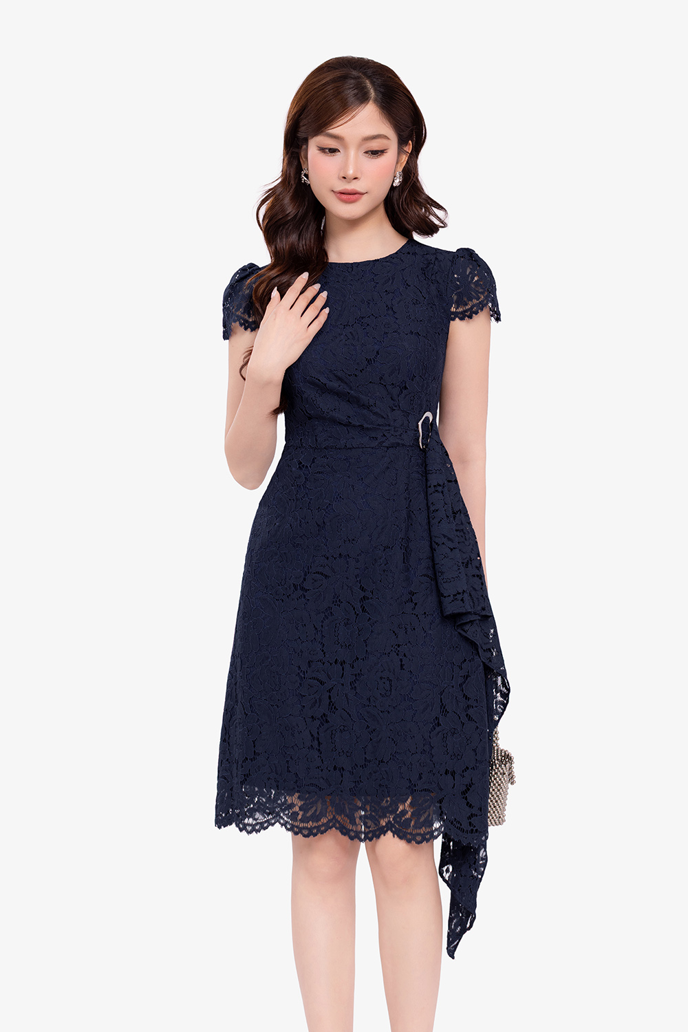 Đầm ren dáng chữ A xòe nhấn eo