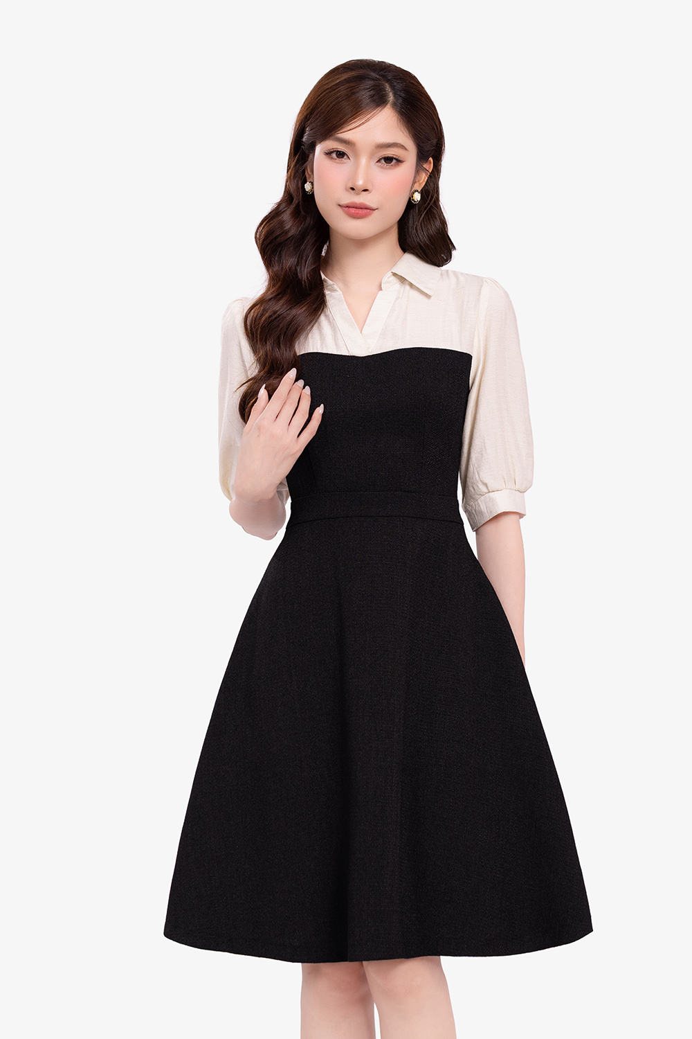 Đầm xòe đen phối kem cổ sơ mi