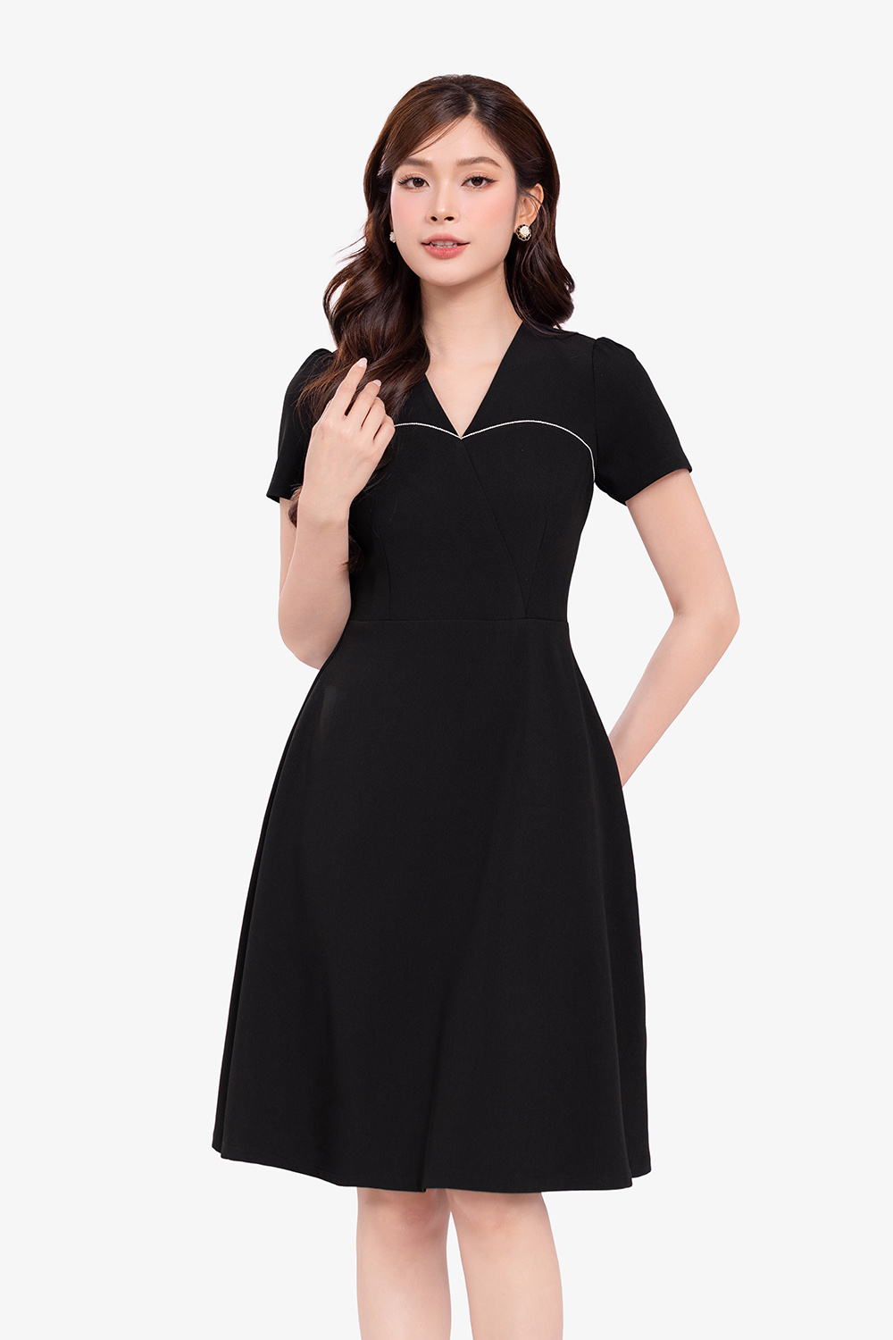 Đầm đen dáng xòe cổ V tay ngắn