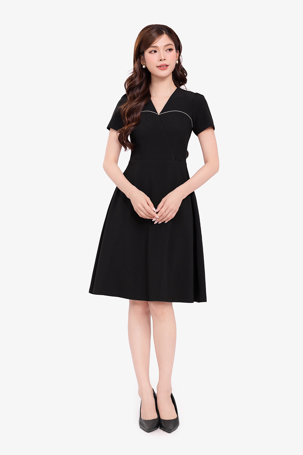 Đầm đen dáng xòe cổ V tay ngắn