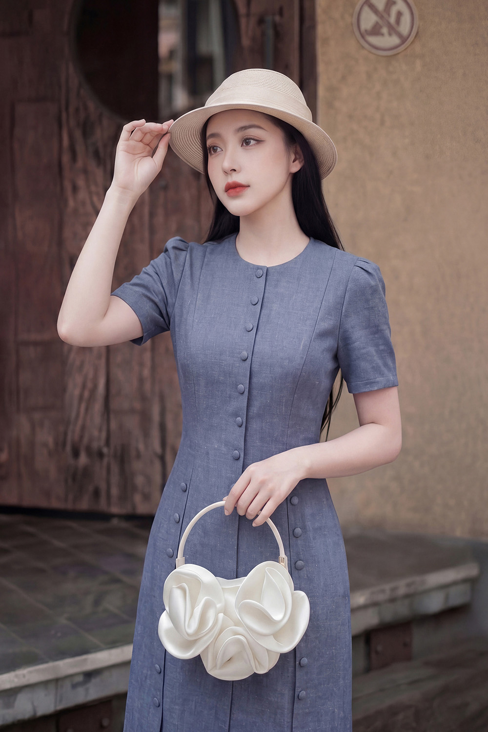Đầm công sở chữ A đính nút
