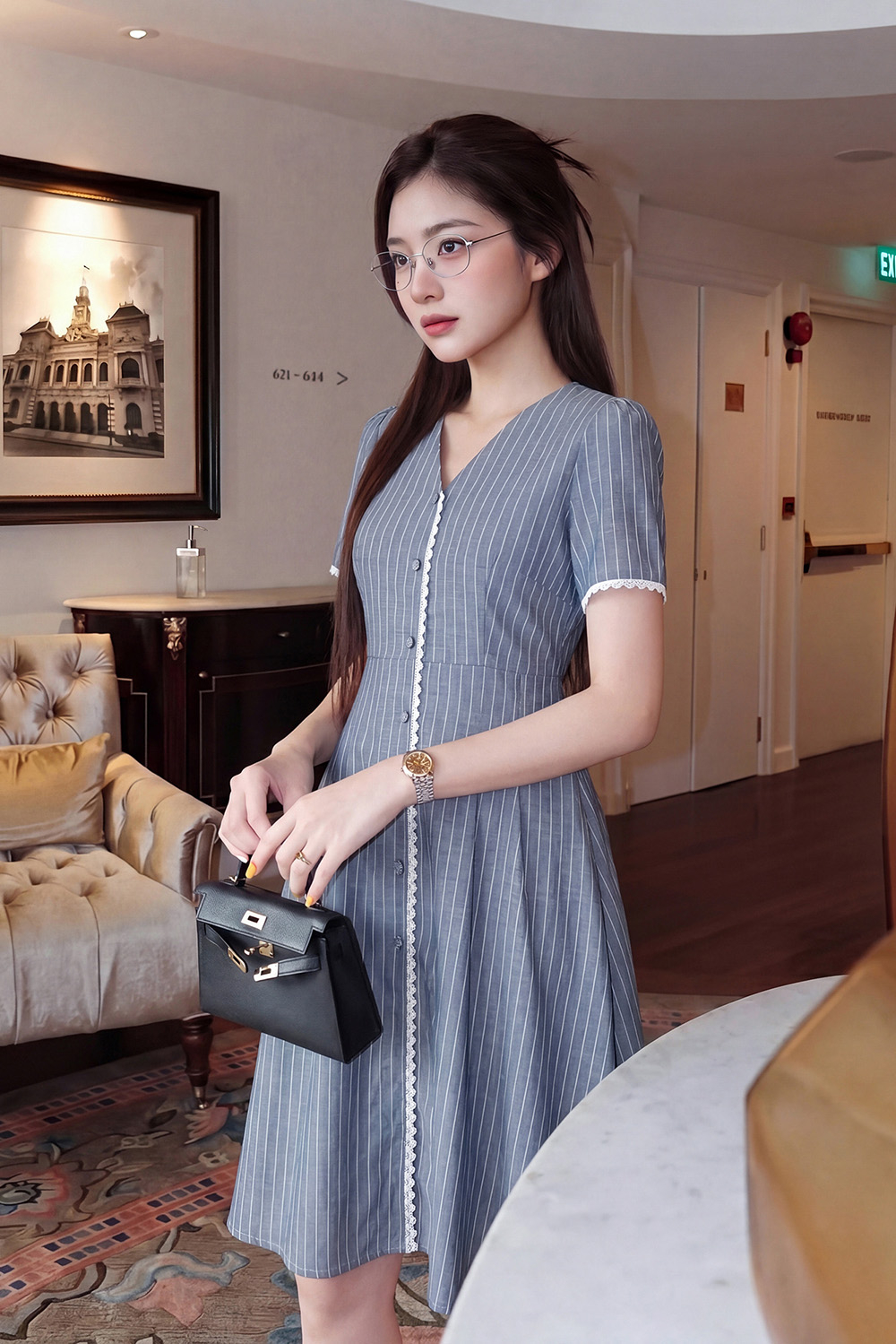 Đầm linen kẻ sọc dáng chữ A cổ V phối ren