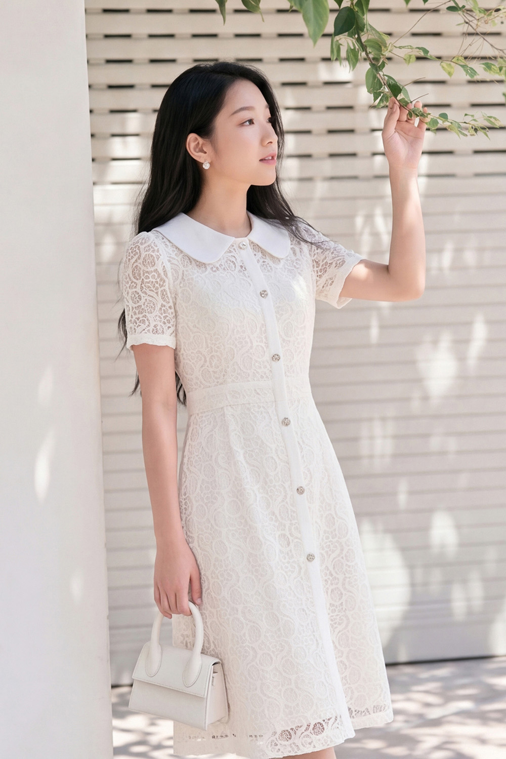 Đầm ren trắng dự tiệc cổ sen phối nút