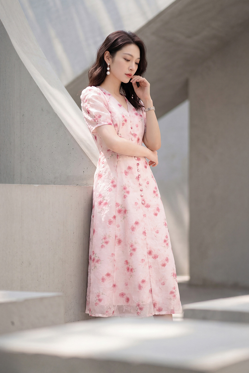 Đầm xòe hoa hồng cổ V phối nút