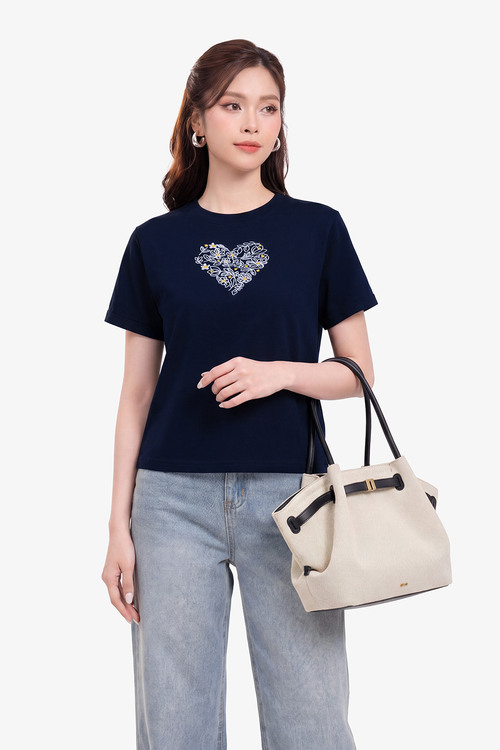 Áo thun nữ màu xanh đen in họa tiết