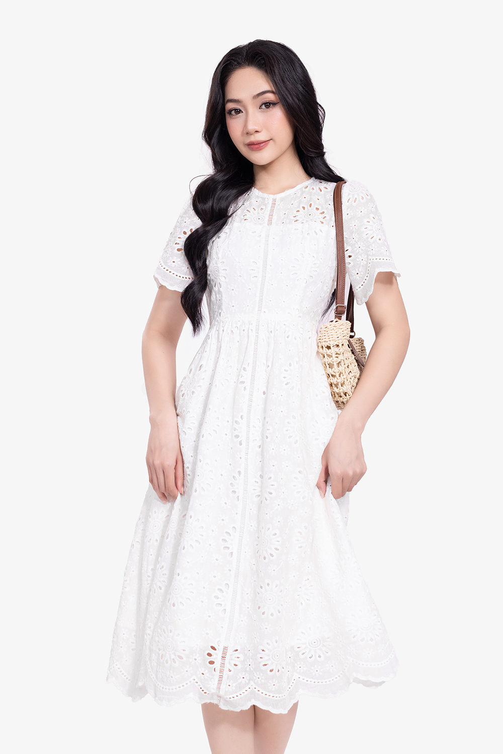 Đầm trắng xô thêu dáng dài xòe