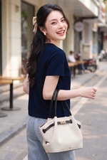 Áo thun nữ màu xanh đen in họa tiết