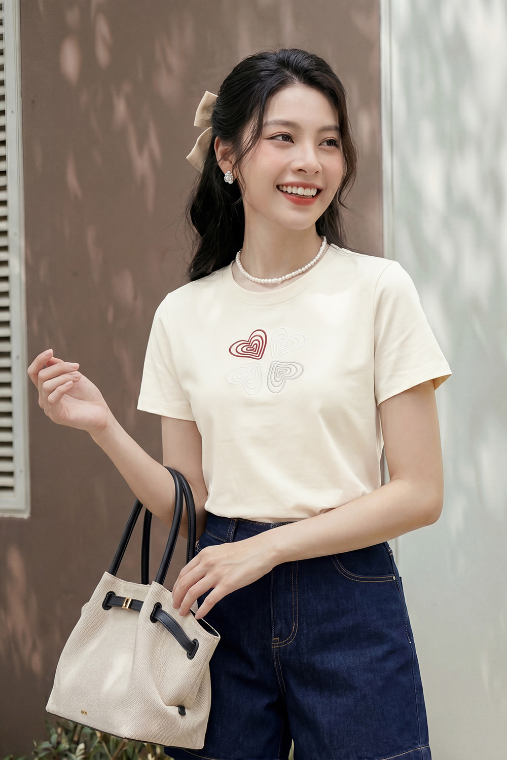 Áo thun nữ màu kem in họa tiết trái tim