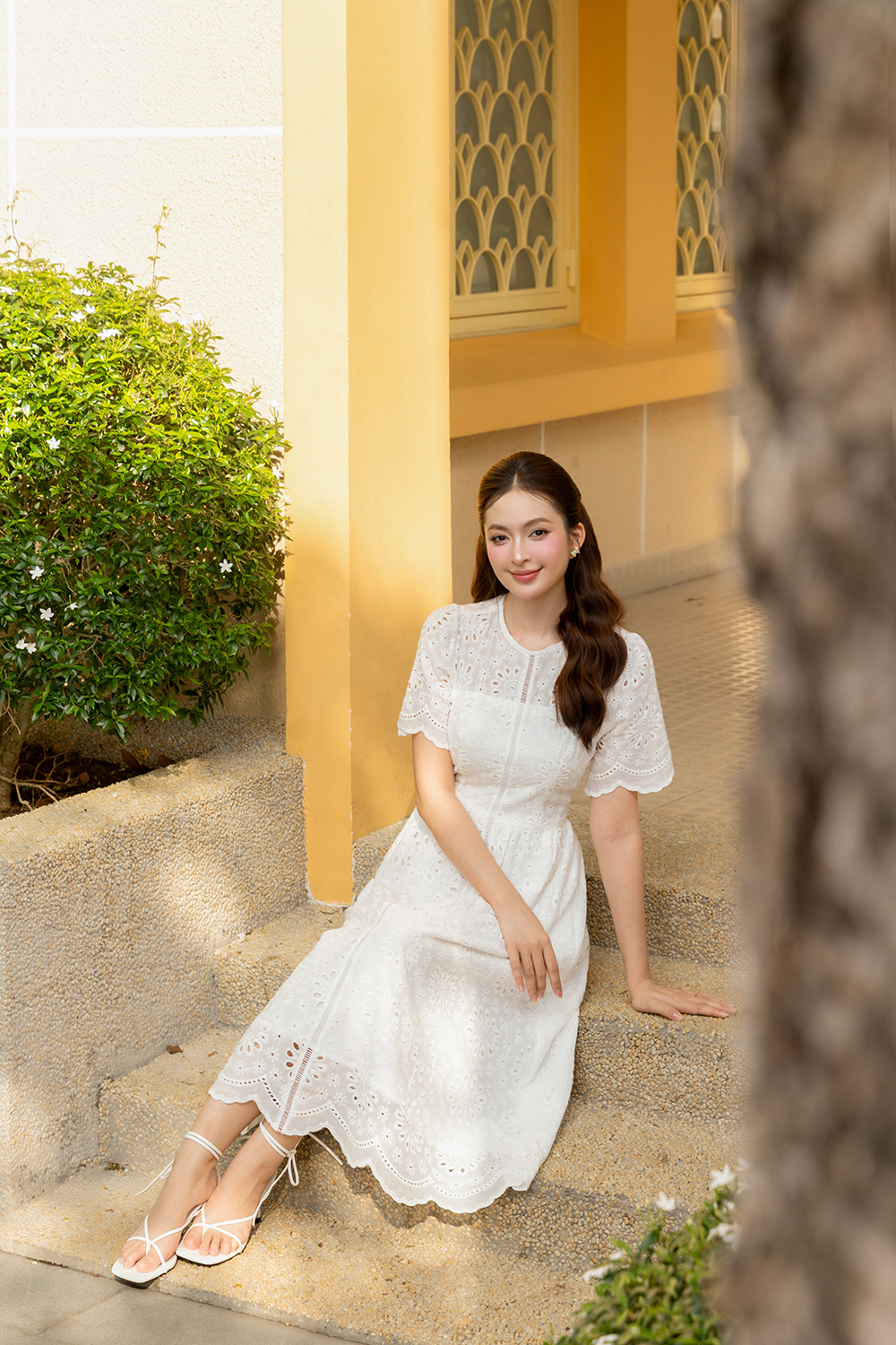 Đầm trắng xô thêu dáng dài xòe