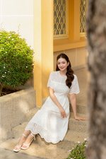 Đầm trắng xô thêu dáng dài xòe