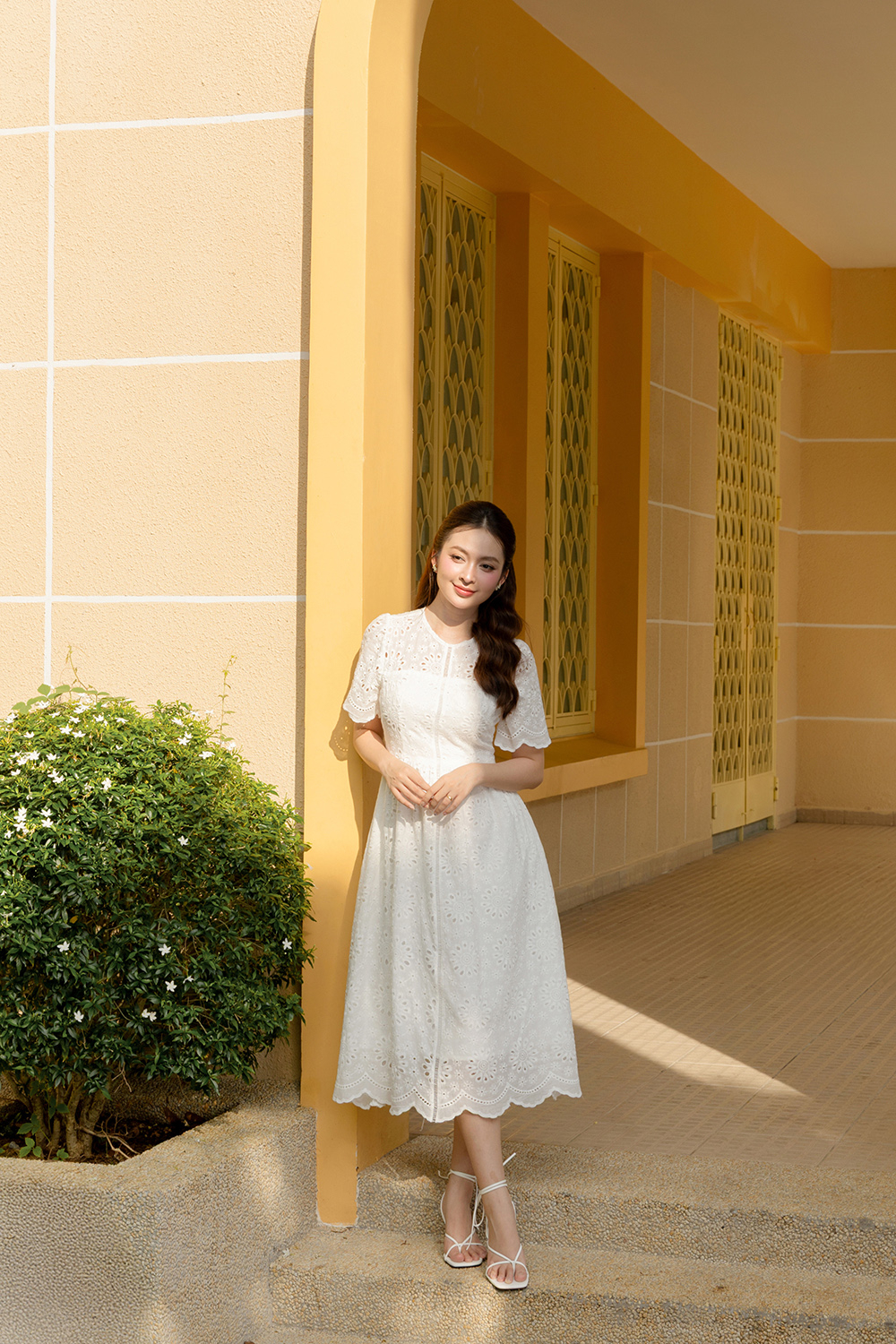 Đầm trắng xô thêu dáng dài xòe