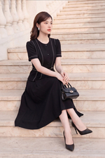 Chân váy đen xòe xếp ly