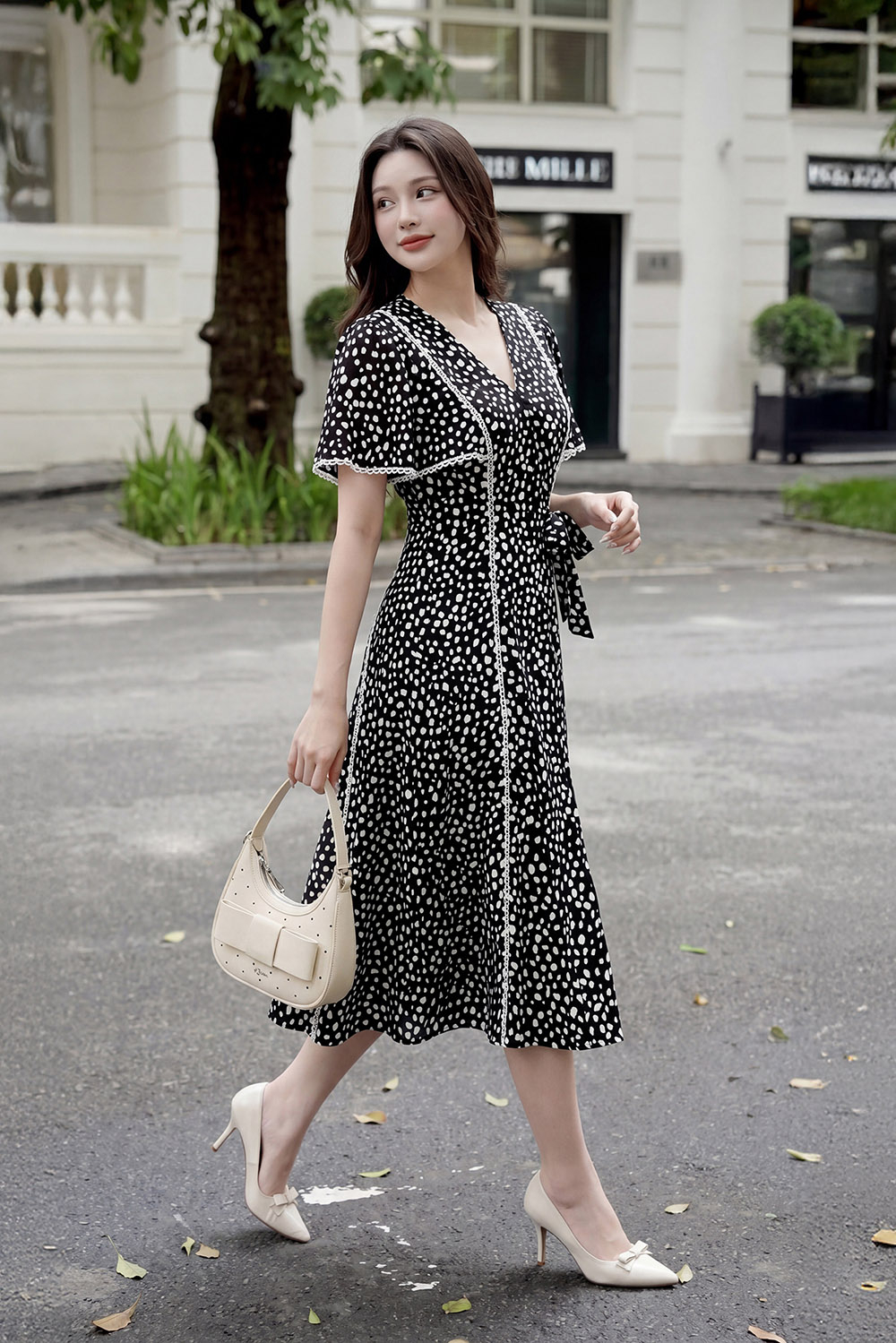 Đầm xòe chấm bi cổ V tay cánh tiên phối ren