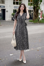 Đầm xòe chấm bi cổ V tay cánh tiên phối ren