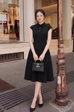 Đầm đen dáng xòe nhấn eo