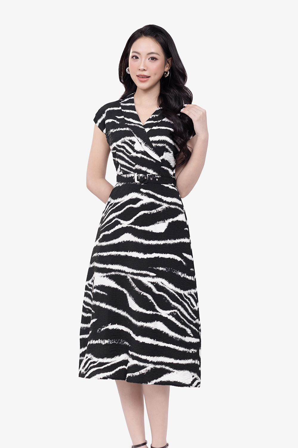 Đầm đen họa tiết chữ A sát nách cổ vest