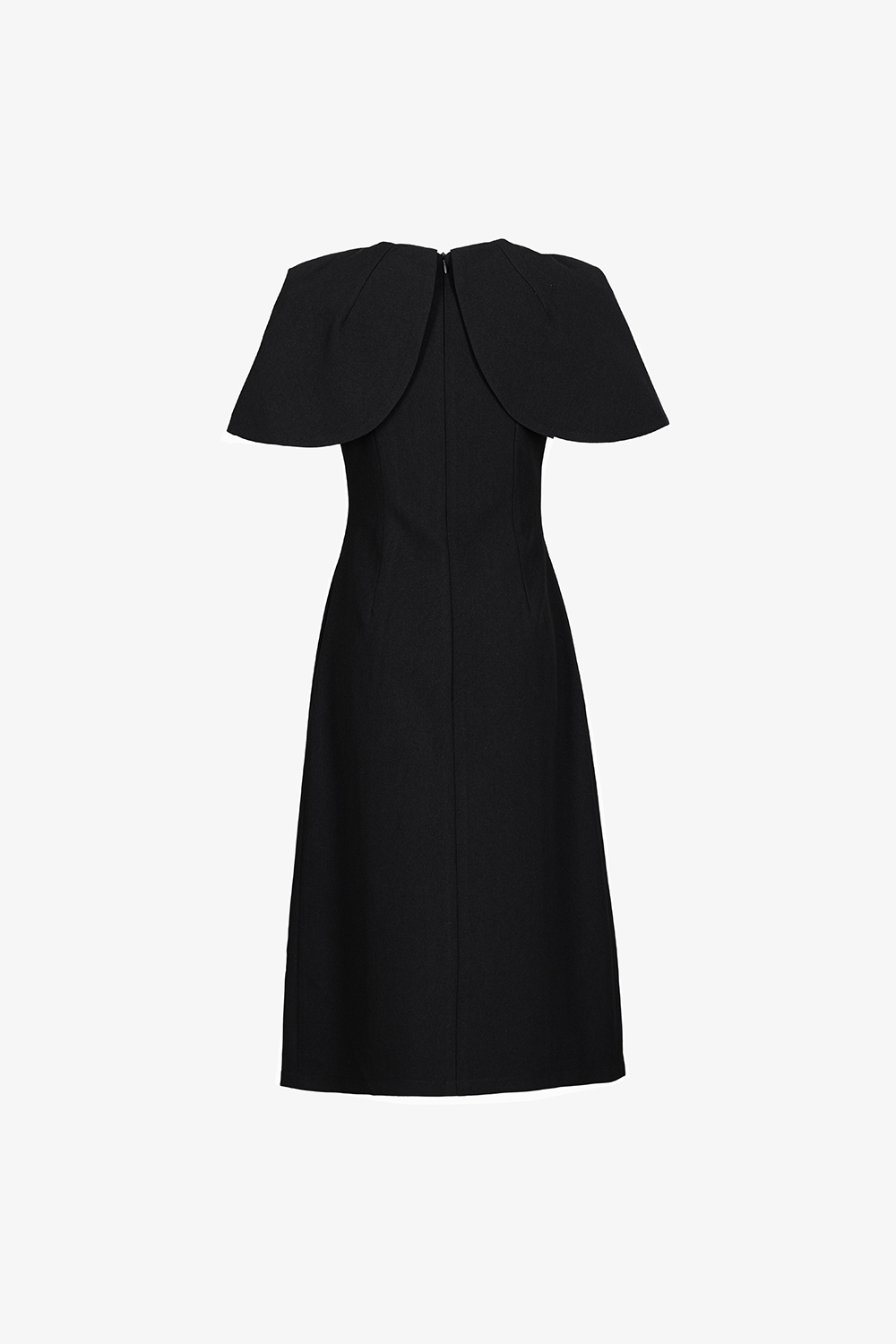 Đầm đen dáng chữ A tay cape
