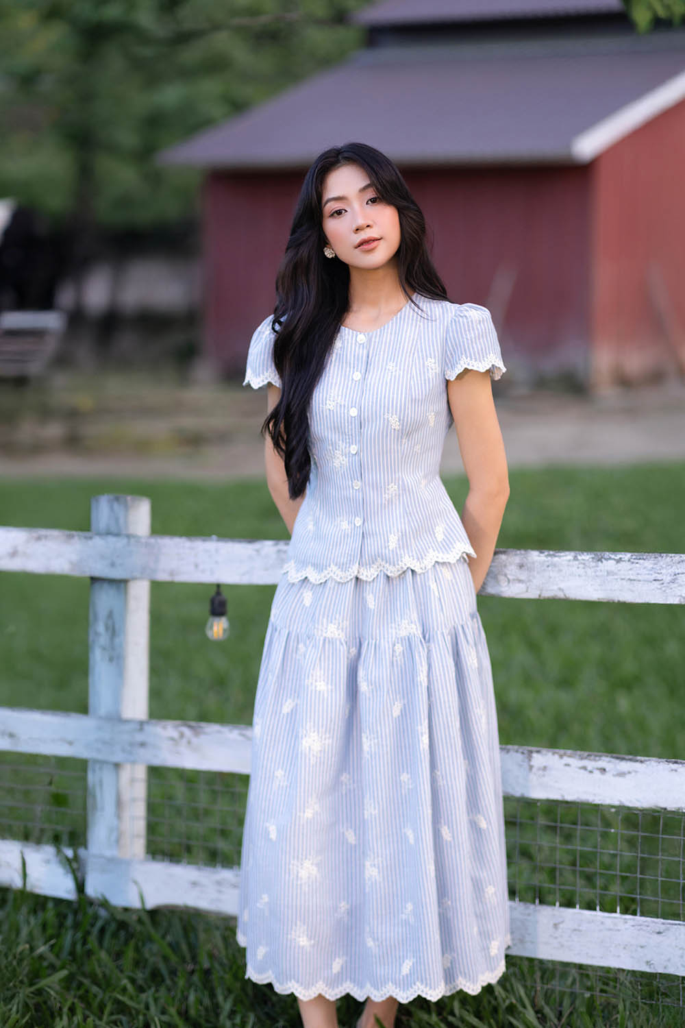 Chân váy dáng xòe linen thêu