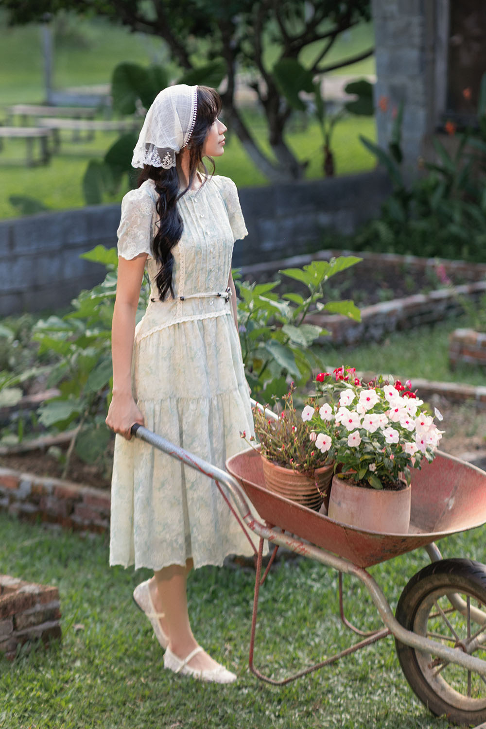 Đầm hoa xô thêu dáng xòe