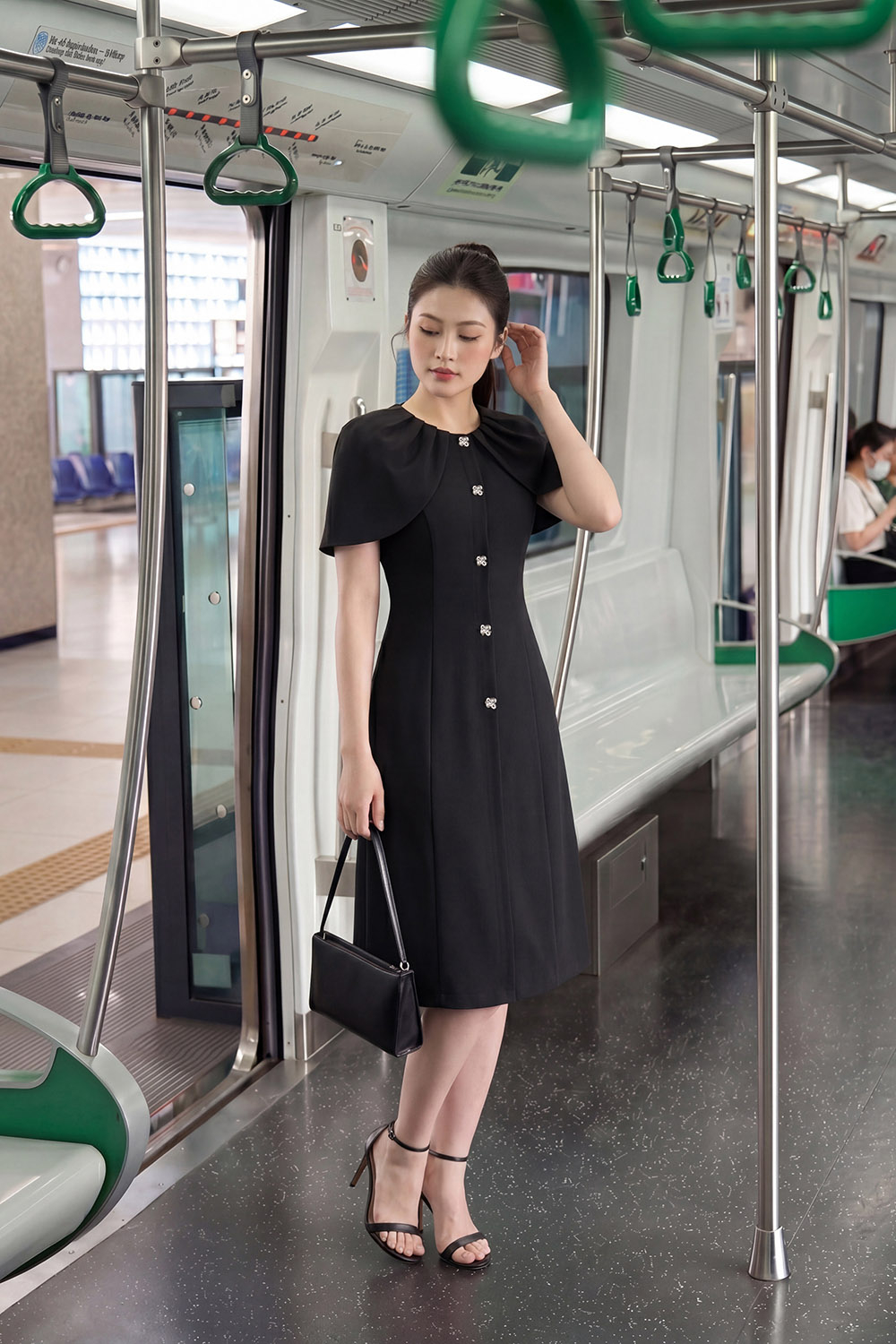 Đầm đen dáng chữ A tay cape