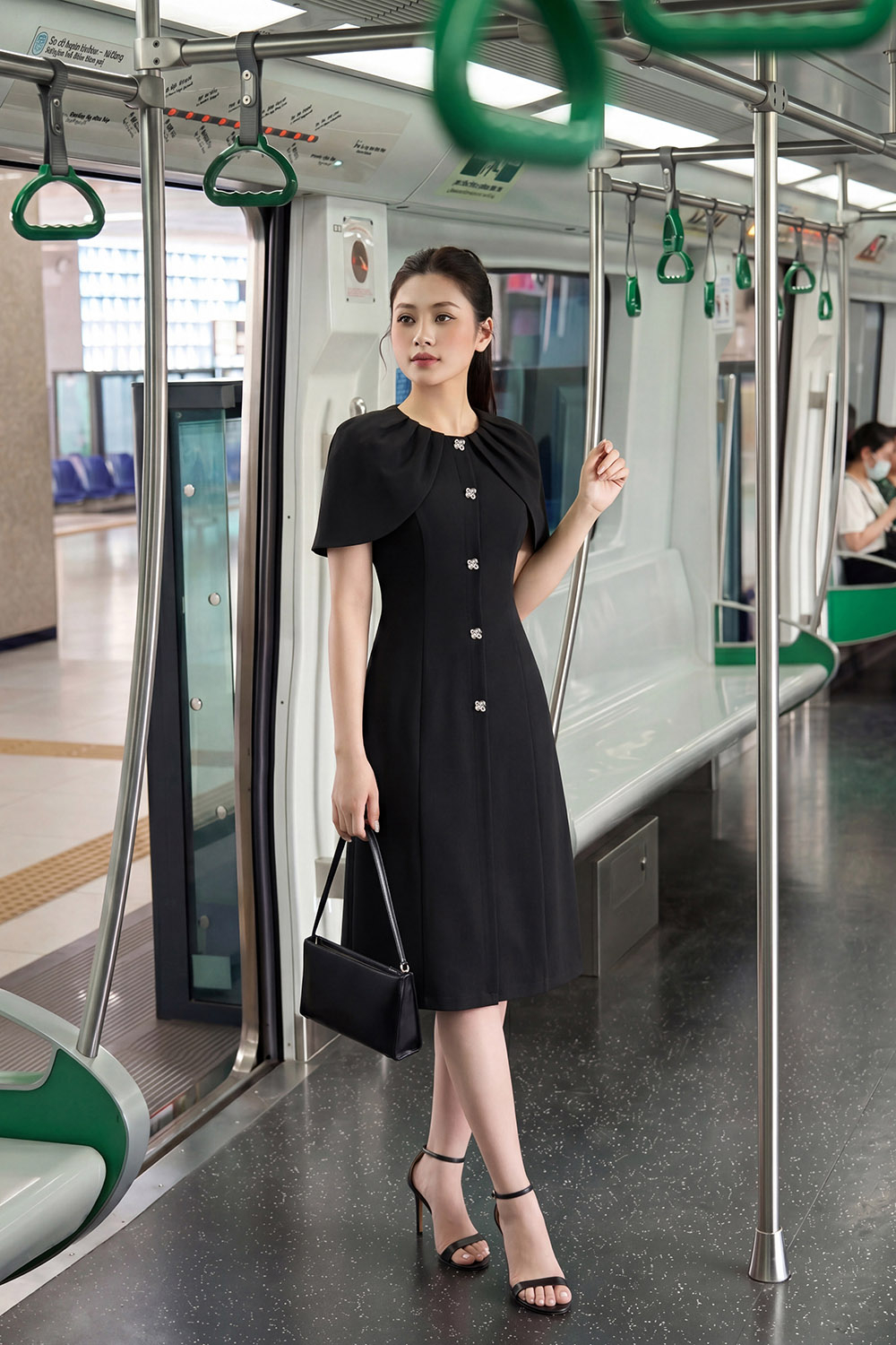 Đầm đen dáng chữ A tay cape