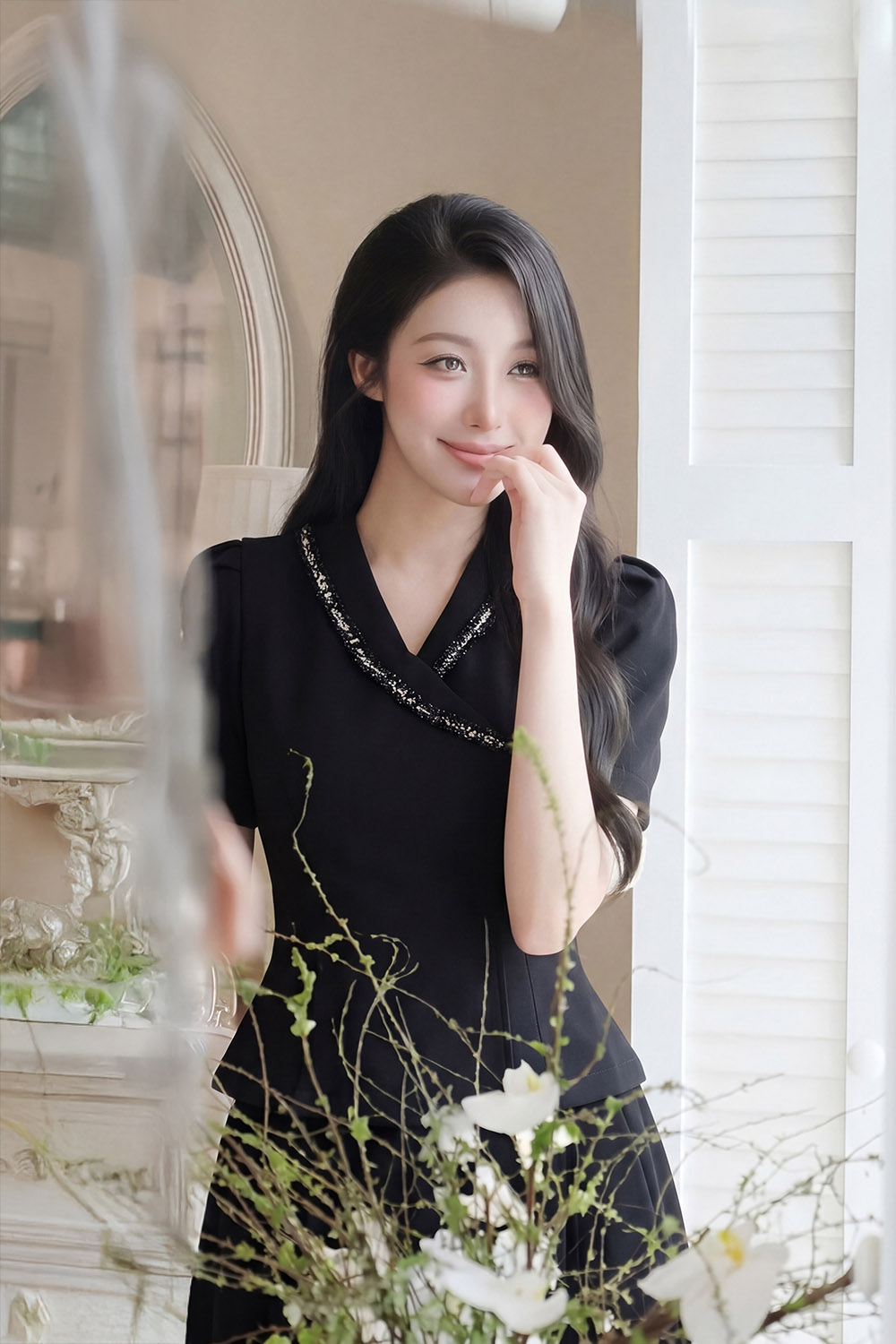 Áo đen công sở cổ vest phối viền