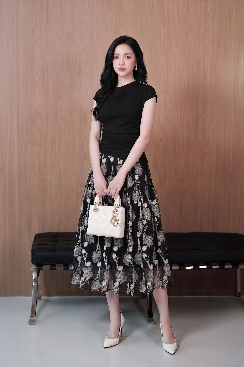 Chân váy xòe đen ren chỉ thêu