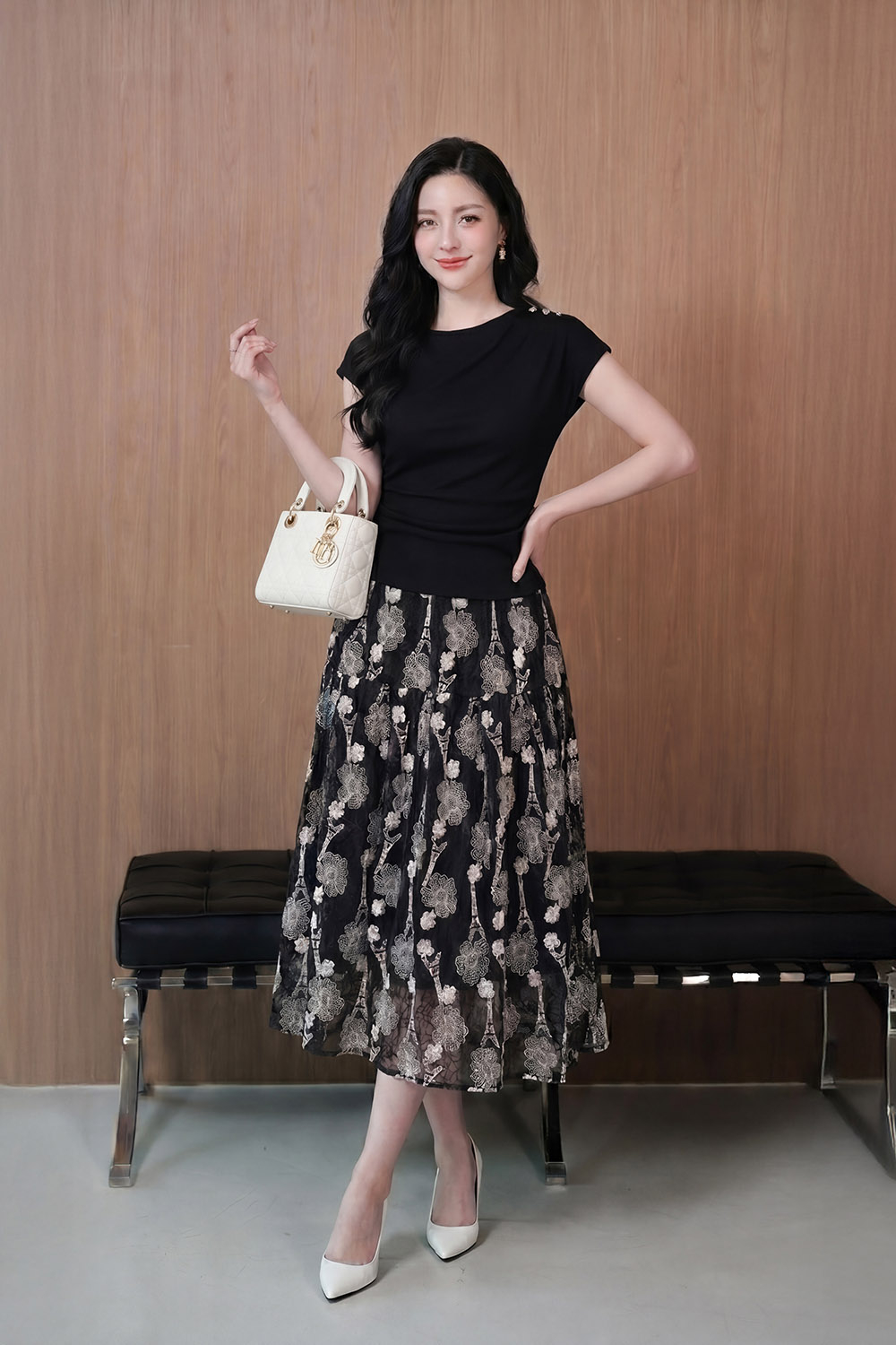 Chân váy xòe đen ren chỉ thêu