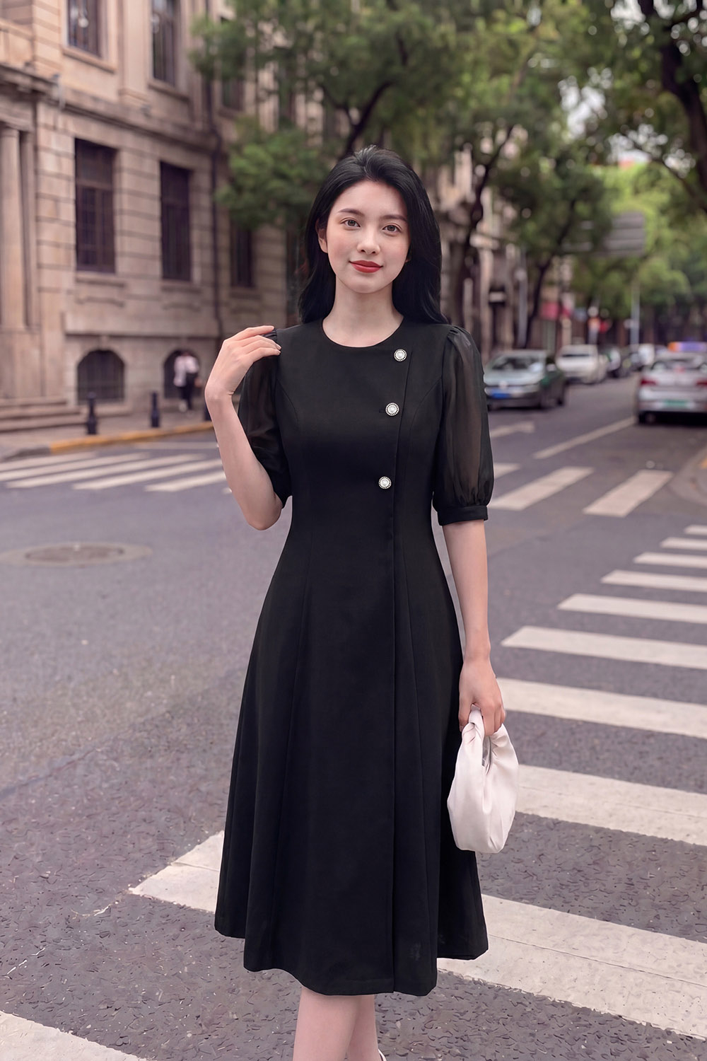 Đầm công sở màu đen phối nút tay lỡ