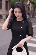 Đầm công sở màu đen phối nút tay lỡ