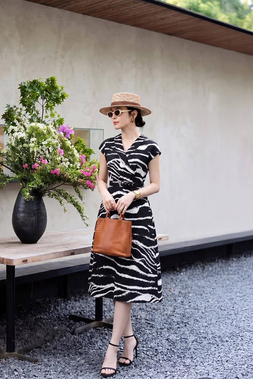 Đầm đen họa tiết chữ A sát nách cổ vest