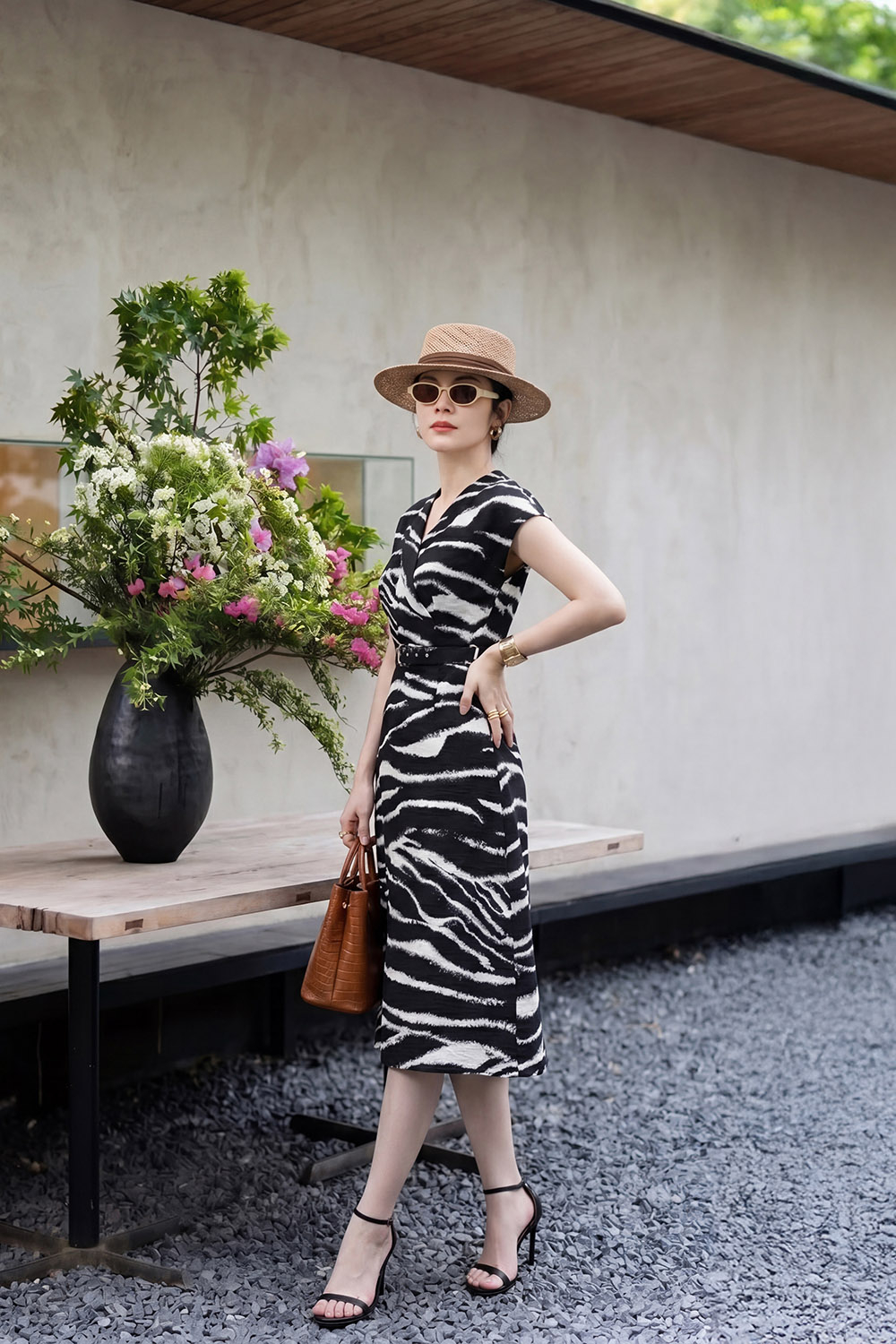 Đầm đen họa tiết chữ A sát nách cổ vest