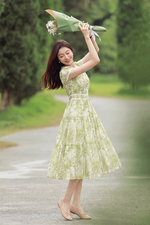Đầm hoa xòe dáng dài phối nút