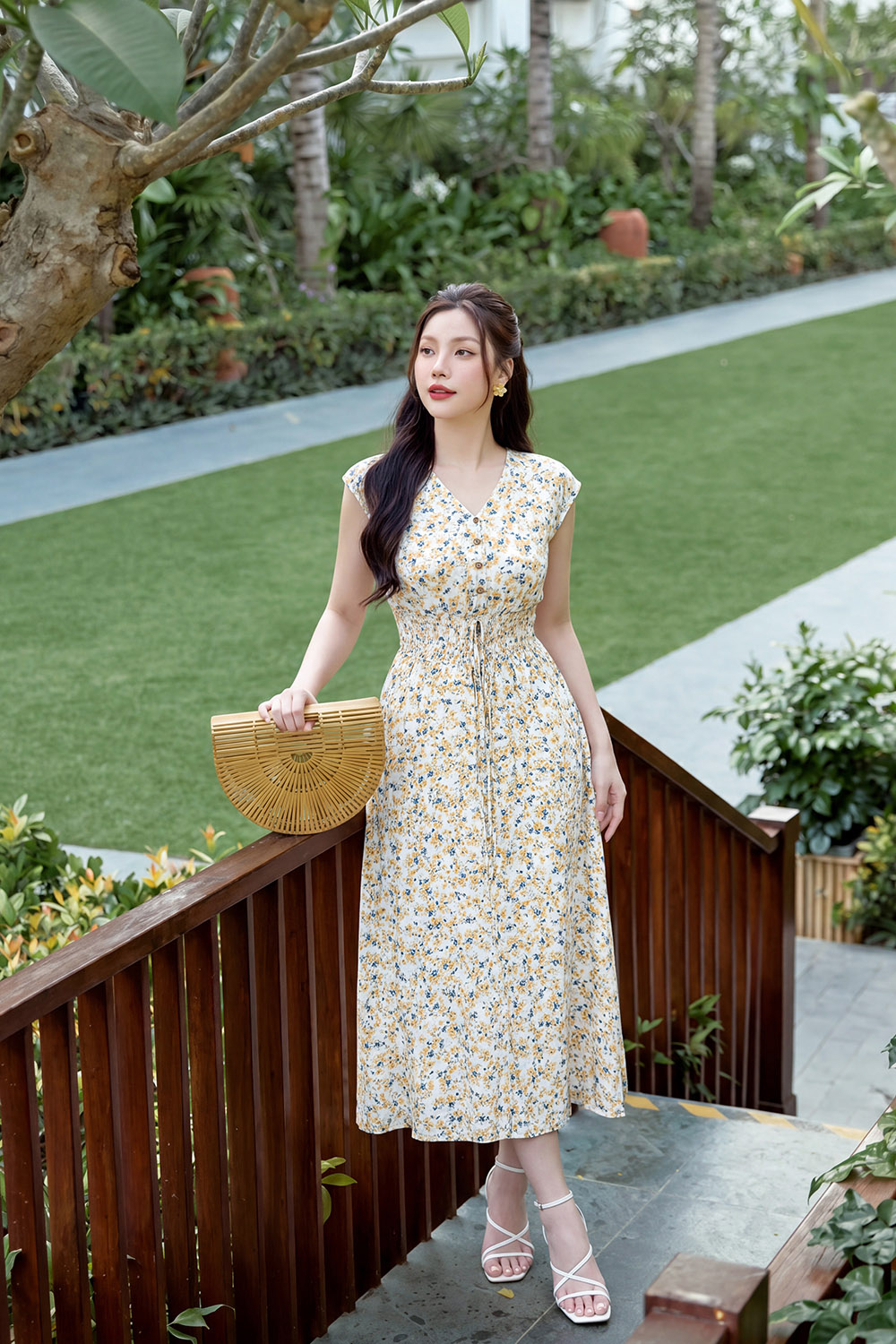Đầm xòe hoa nhí cổ V eo bo chun