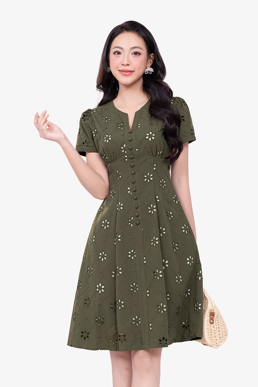Đầm xô thêu dáng xòe cổ xẻ V