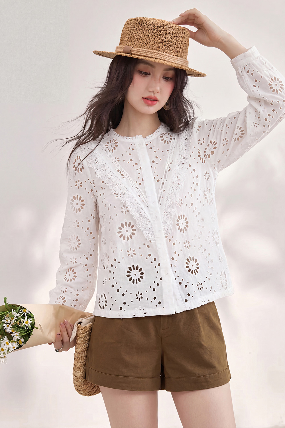 Áo kiểu nữ xô thêu màu trắng tay dài