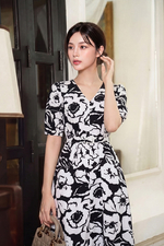 Đầm hoa dáng xòe cổ V kèm belt