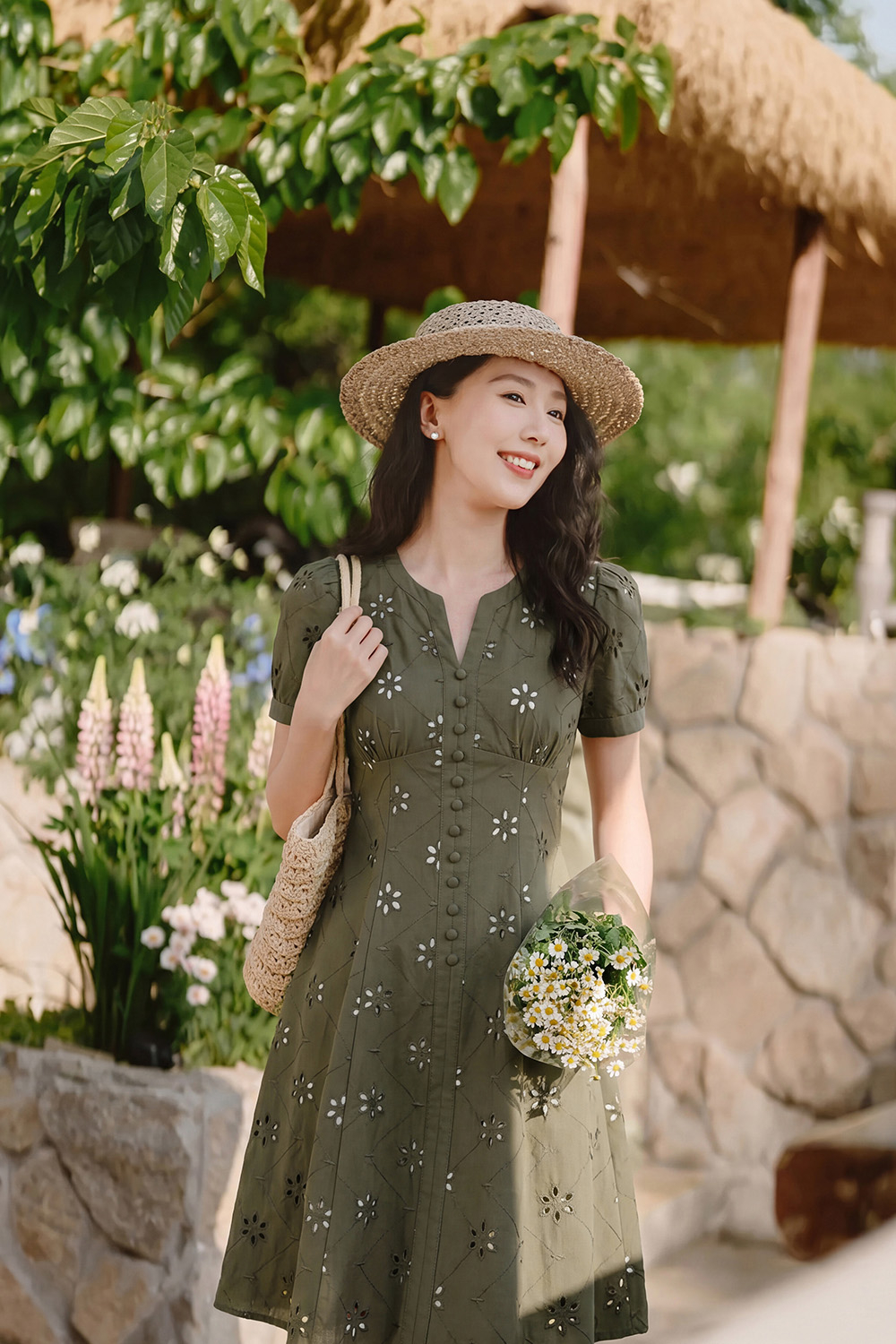 Đầm xô thêu dáng xòe cổ xẻ V