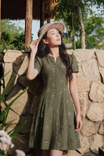 Đầm xô thêu dáng xòe cổ xẻ V