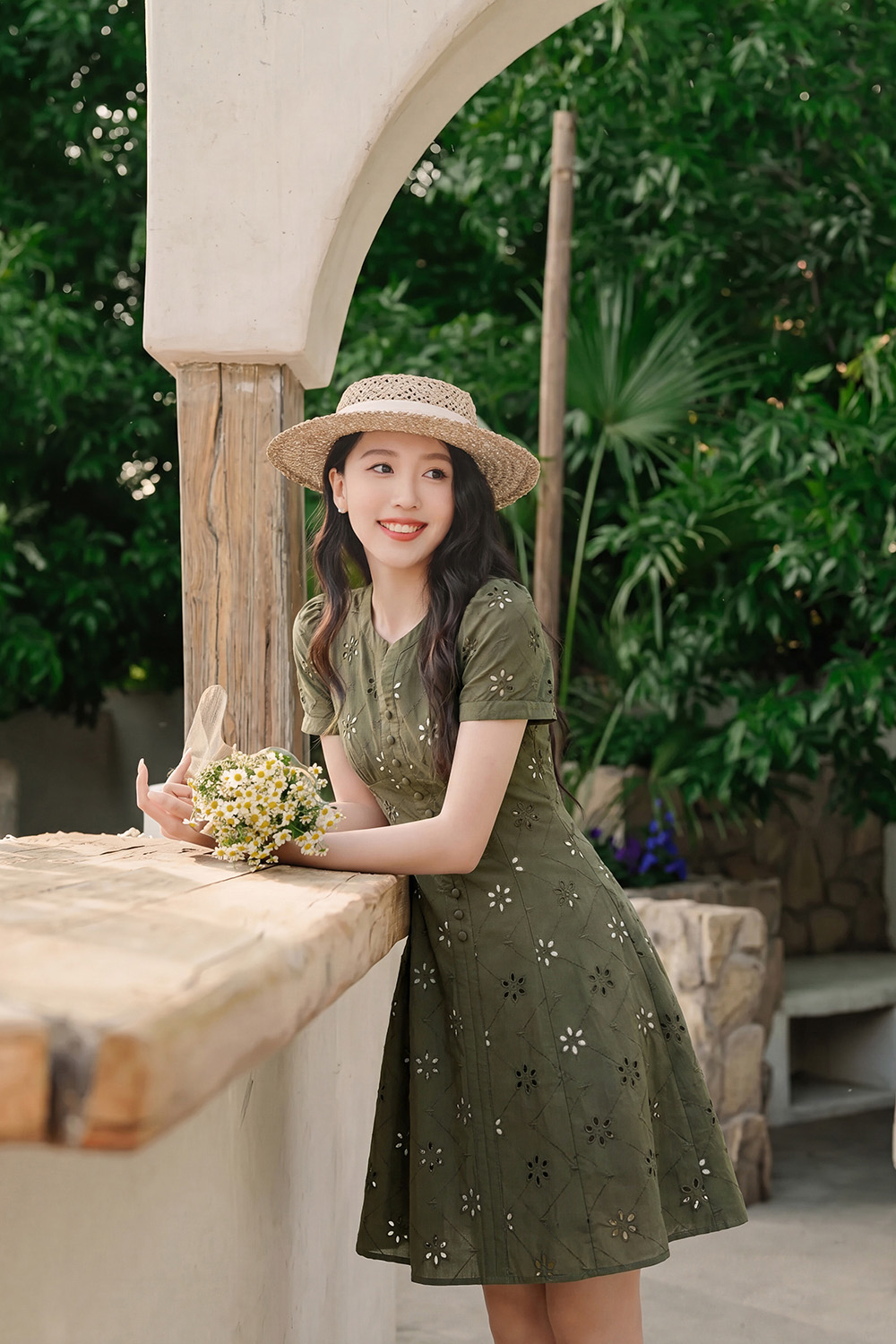 Đầm xô thêu dáng xòe cổ xẻ V