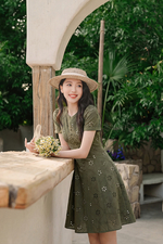 Đầm xô thêu dáng xòe cổ xẻ V
