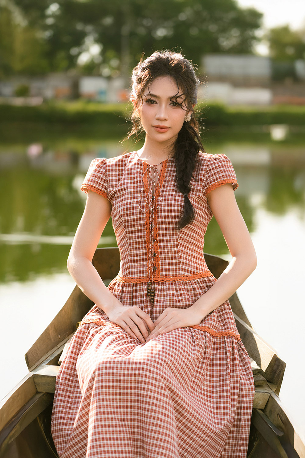 Đầm caro dáng xòe tầng phối nơ